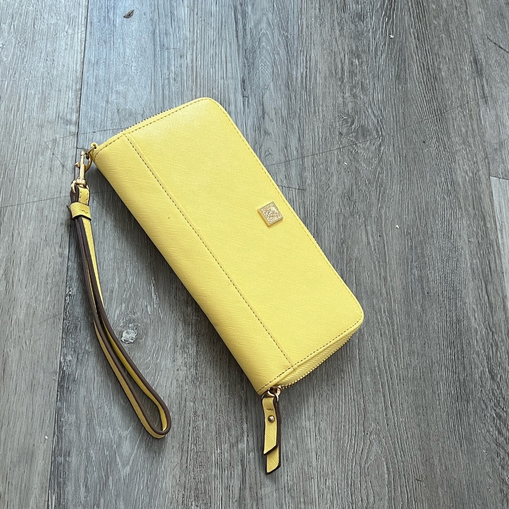 Liz Claiborne Erica Womens Zip Around Wallet